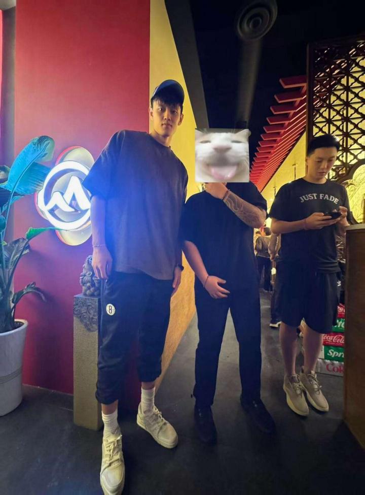 胡明轩近日, src